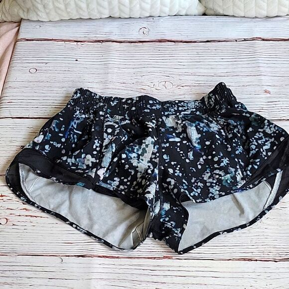 LULULEMON Black and Blue Printed Shorts Size 10 - Picture 1 of 6